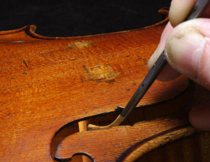 http://www.luthier-sauret.fr/photos08_05/mainSylvie.jpg